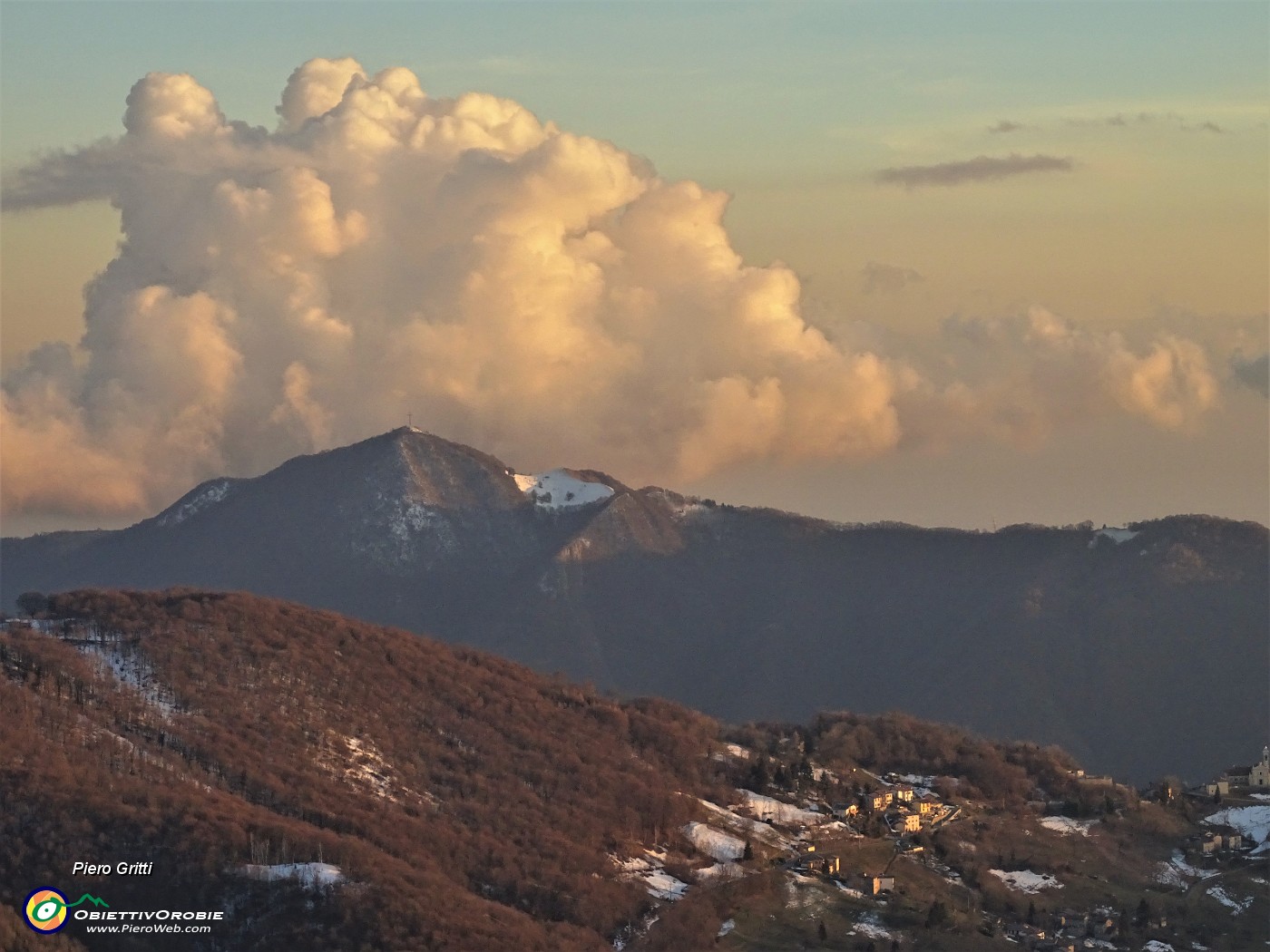 79 Bei nuvoloni sovrastano il Canto Alto.JPG